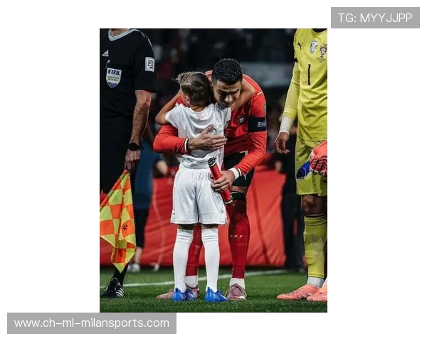 C罗新纪录庆祝时让孩子上场，画面温馨